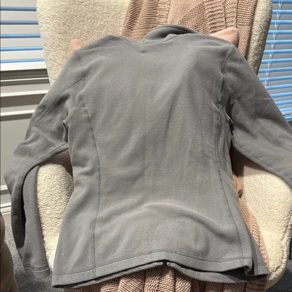 Patagonia Women's Gray Fleece Jacket- size medium - Picture 6 of 6